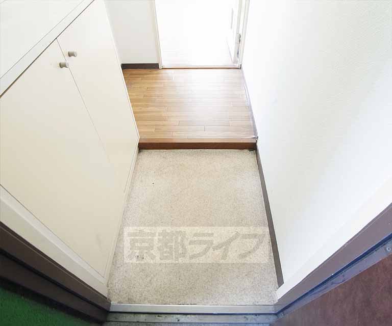 Entrance. 302, Room 2D photo diversion