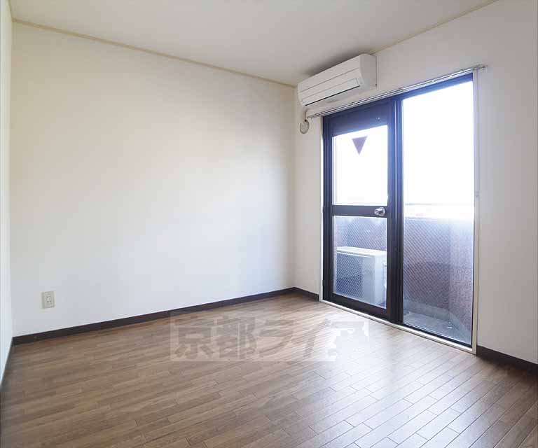 Living and room. 302, Room 2D photo diversion