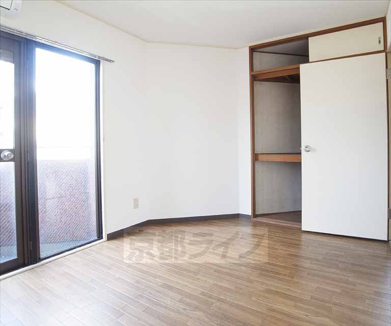 Living and room. 302, Room 2D photo diversion