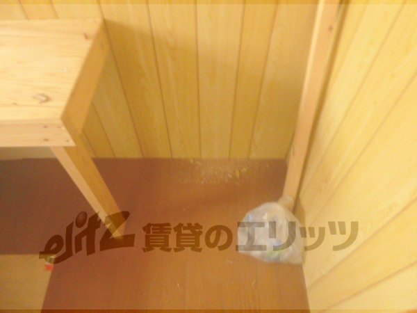 Other room space. Refrigerator yard