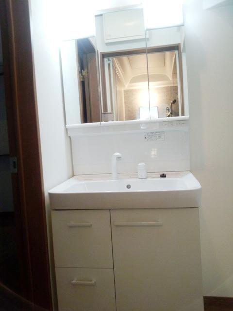 Wash basin, toilet. Construction example: Kagamiura and neat, such as a toothbrush and detergent housed in the basin under the storage! You can also apply a towel to the handle of the door