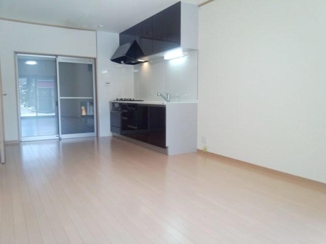 Living. LDK equipped with a window in the kitchen next to (construction cases)