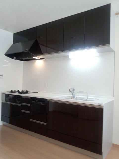 Kitchen. Construction example: the atmosphere of the kitchen by the door color is change! You can choose from a rich color, if not groundbreaking at the time!