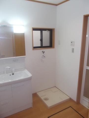 Wash basin, toilet.  [Example of construction] Washroom is convenient with a storage of three-sided mirror back! Wash basin is also the depth that can wash soaking! 