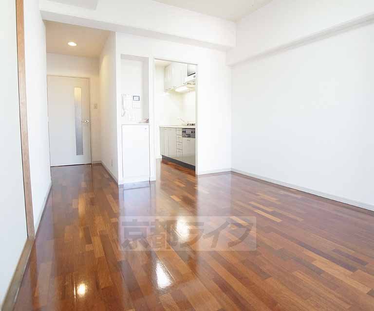 Living and room. 405, Room photo diversion