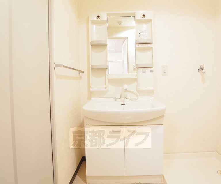 Washroom. 405, Room photo diversion