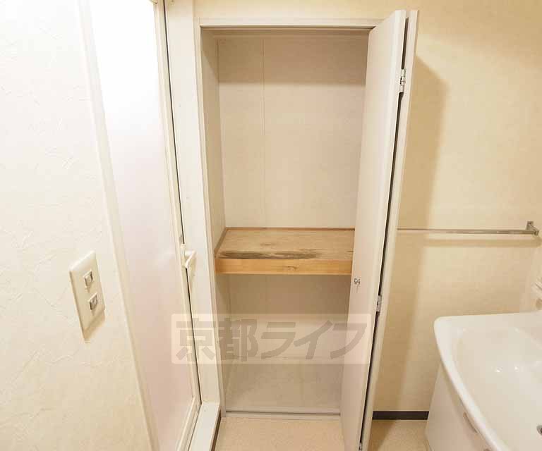 Washroom. 405, Room photo diversion