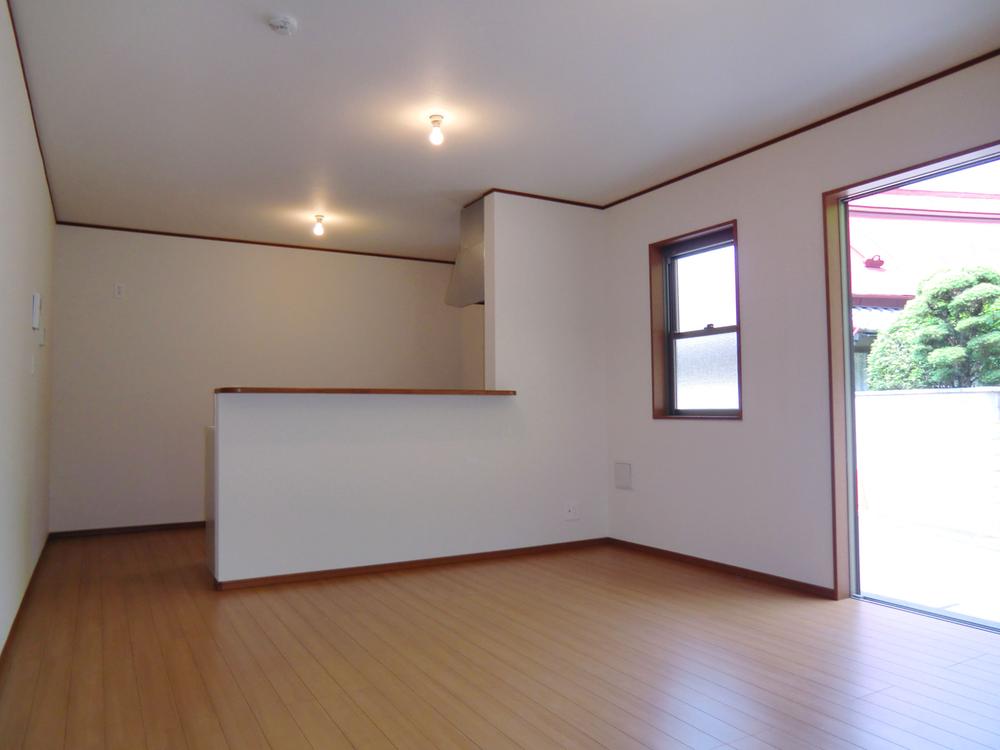 Same specifications photos (living). Same specifications photos (living) South daylight bright living! 