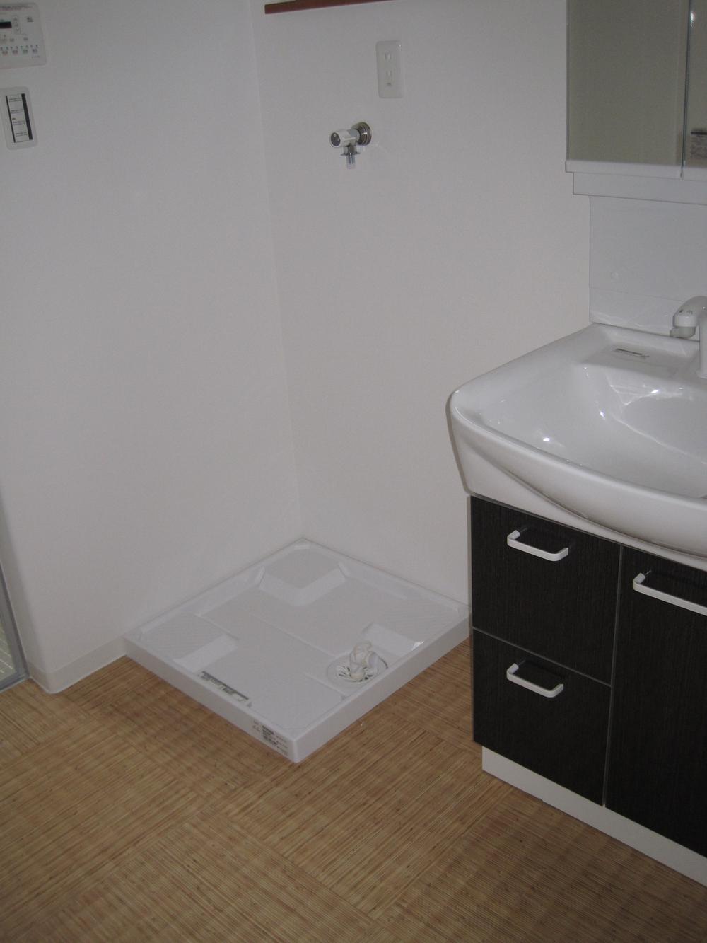 Wash basin, toilet. Example of construction
