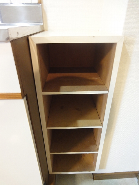 Receipt. Shoes BOX. It is a photograph of another room.