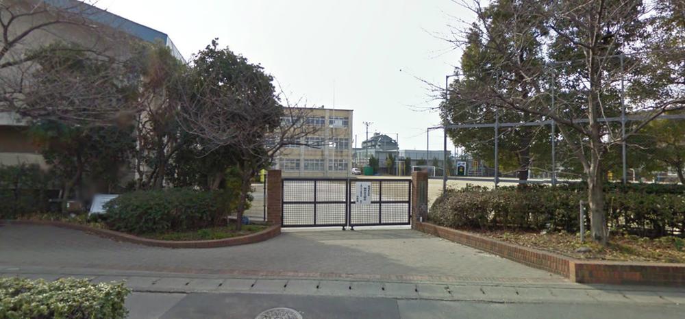 Primary school. Kuze Nishi Elementary School up to 1m