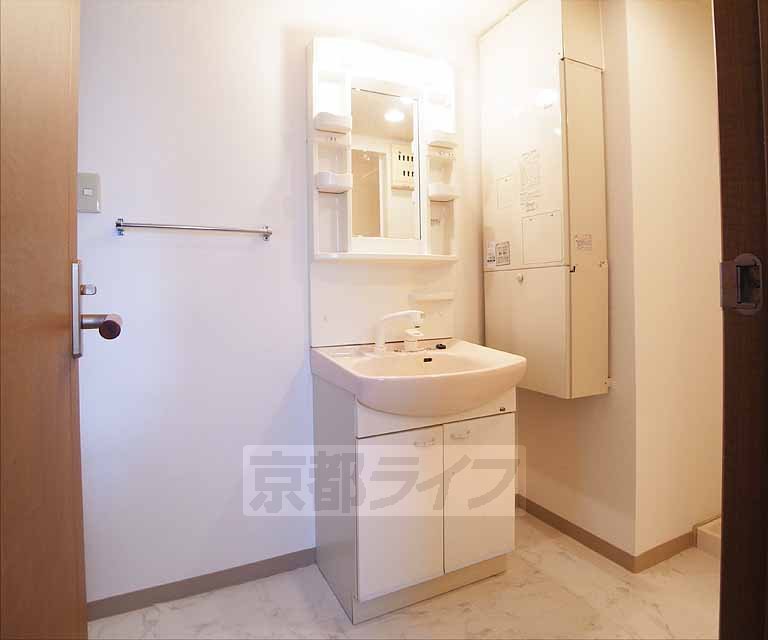 Washroom. 302, Room photo diversion