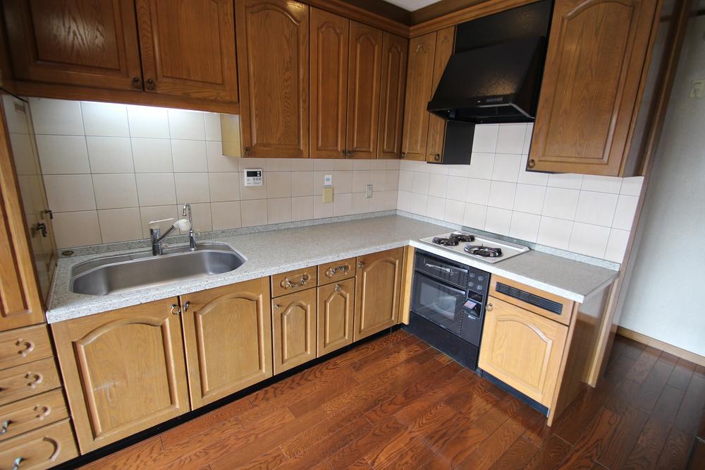 Kitchen. Popularity of the L-shaped kitchen