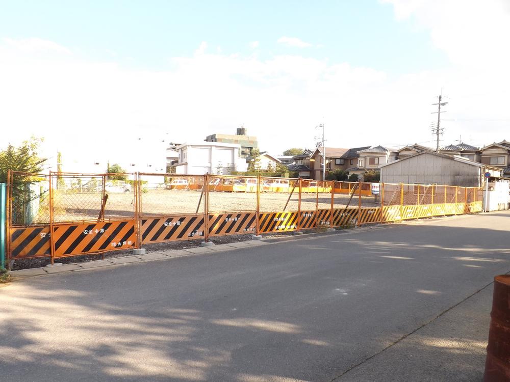 Local photos, including front road. Building before local photo