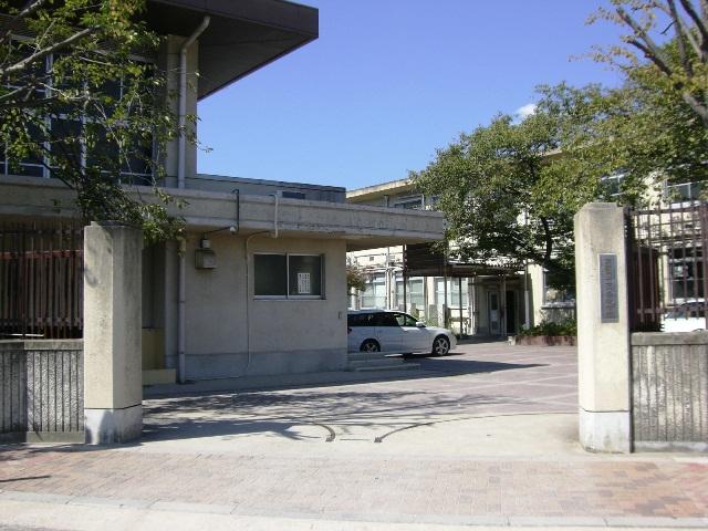 Junior high school. 571m to Kyoto Municipal Hachijo junior high school