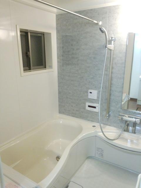 Bathroom. Construction example: to clean the impression bright choose a gray wall color can also be a pop bathroom in red! You can also select the floor color! 