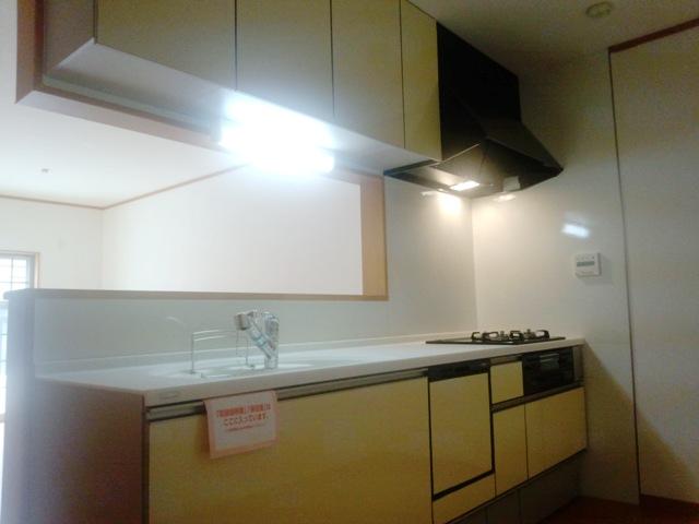 Kitchen. Construction example: the color of the kitchen door is red or orange from grain, Black, such as variation wealth! You should be able to enjoy even housework also attached, such as dishwasher and storage! 