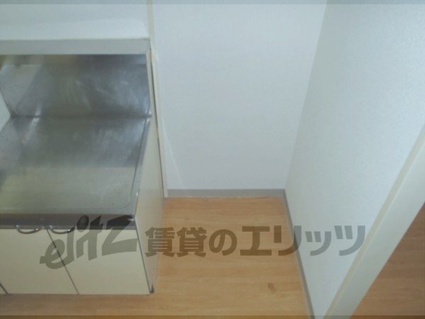 Other room space. Refrigerator yard