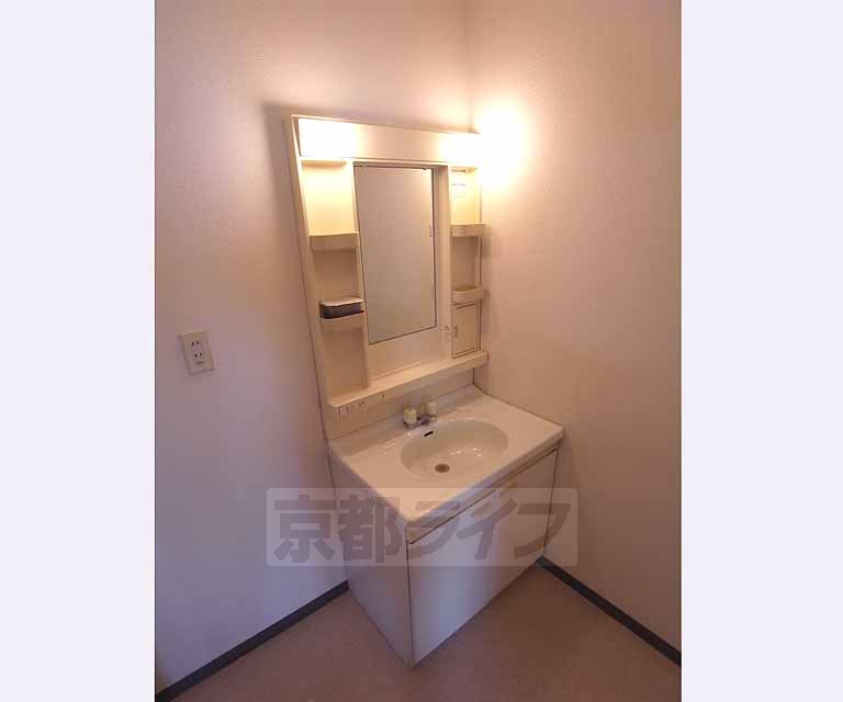 Washroom. Convenient independent wash basin