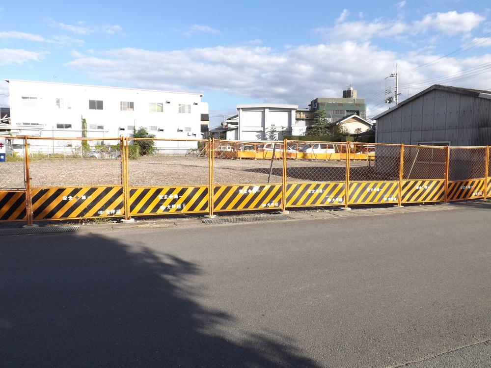 Local photos, including front road. Construction is before the local