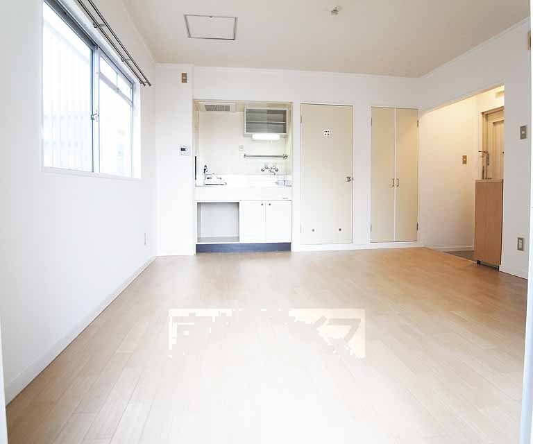 Living and room. 502, Room photo diversion