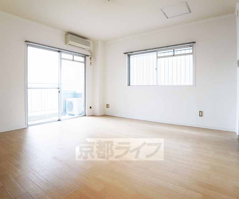 Living and room. 502, Room photo diversion