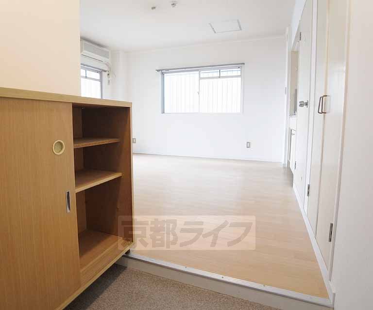 Living and room. 502, Room photo diversion