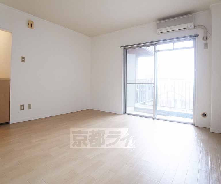 Living and room. 502, Room photo diversion