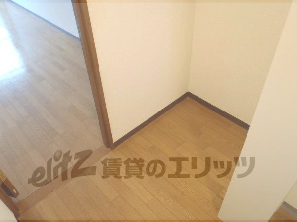 Other room space. Refrigerator yard