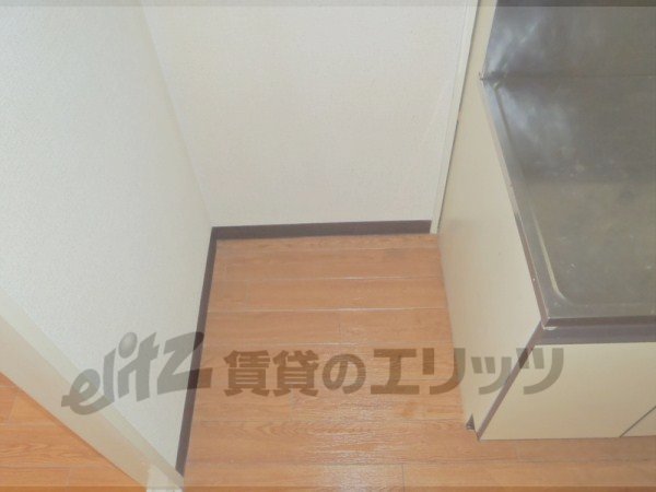 Other room space. Refrigerator yard