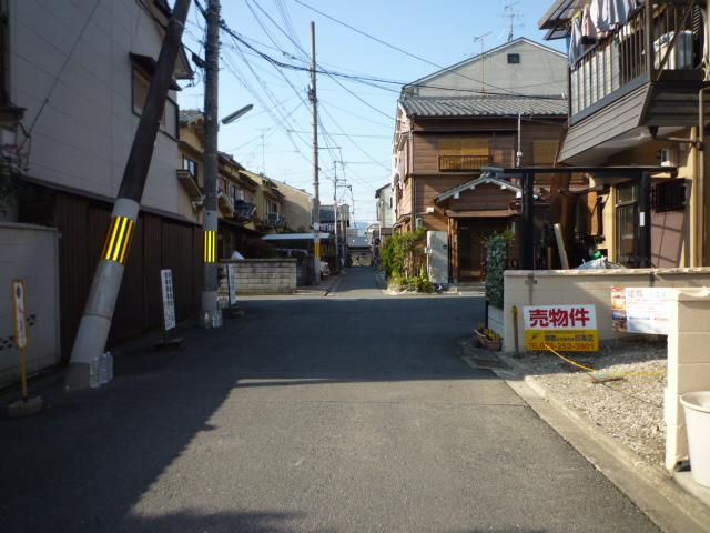 Local photos, including front road. 6m road