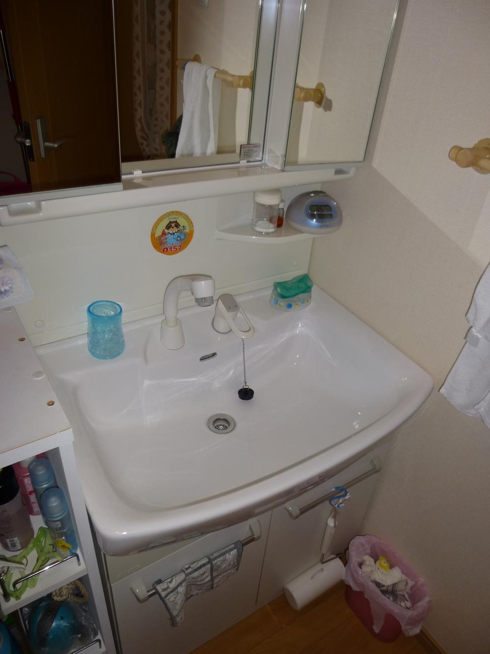 Wash basin, toilet. Indoor (10 May 2013) Shooting