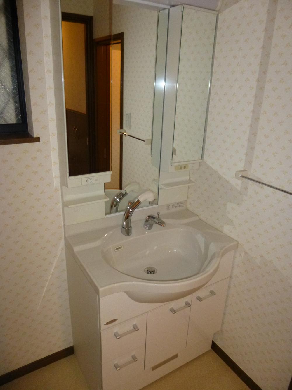 Wash basin, toilet. Room (August 2013) Shooting