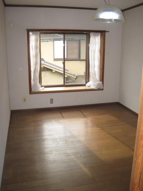 Non-living room. Indoor (12 May 2013) Shooting