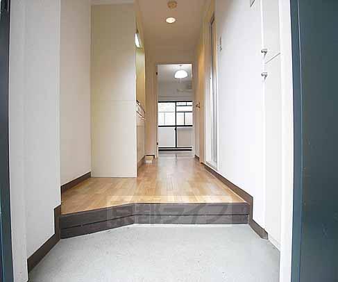 Entrance. There is also a shoe box.