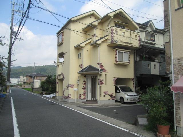 Local photos, including front road. Front road is spacious!