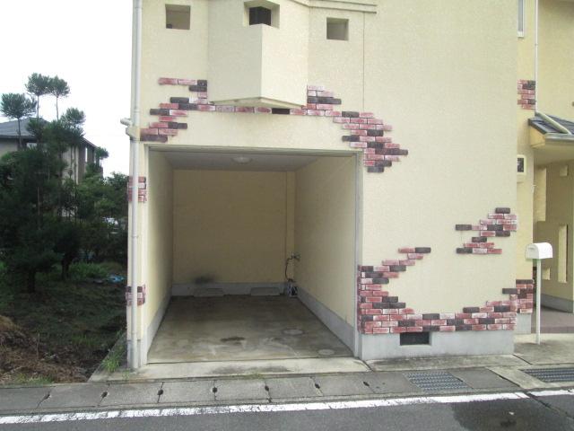 Parking lot. Built-in Garage!