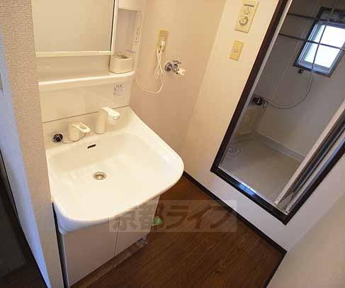 Washroom. Independent wash basin. Washing machine is available in the horizontal