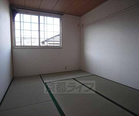 Living and room. Japanese-style room also has a room available