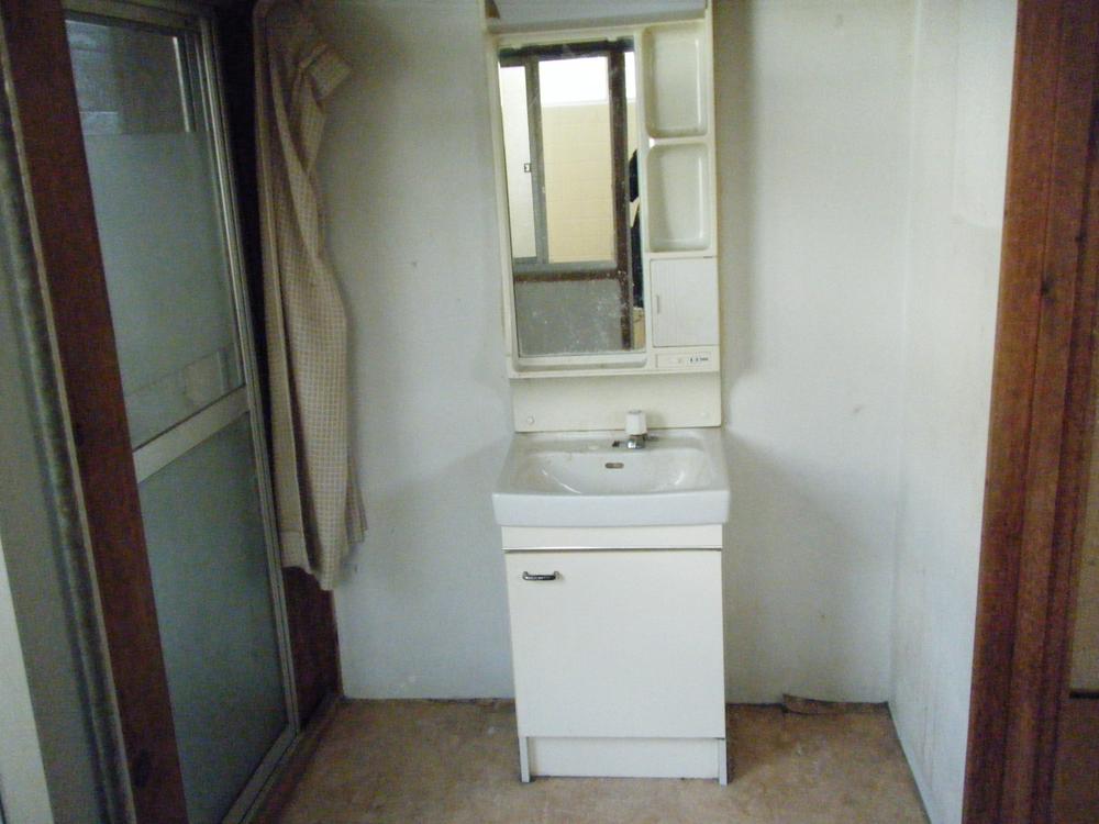 Wash basin, toilet. Local (12 May 2013) Shooting