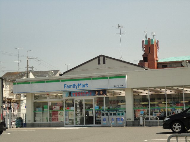 Convenience store. 444m to FamilyMart Shimotsubayashishibanomiya the town store (convenience store)