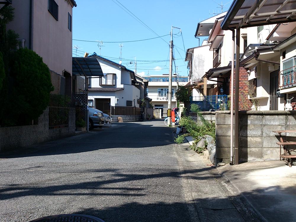 Local photos, including front road. Before road 5m! 