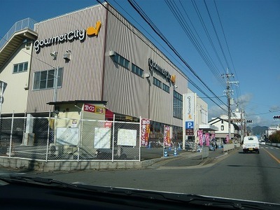 Supermarket. 500m to Gourmet City (Super)