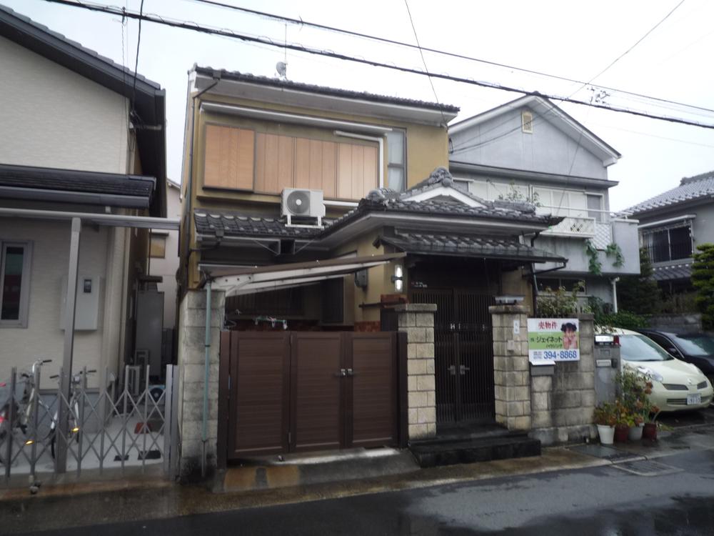 Local appearance photo. Local appearance is a picture Quaint one house, taste of the sum drifts