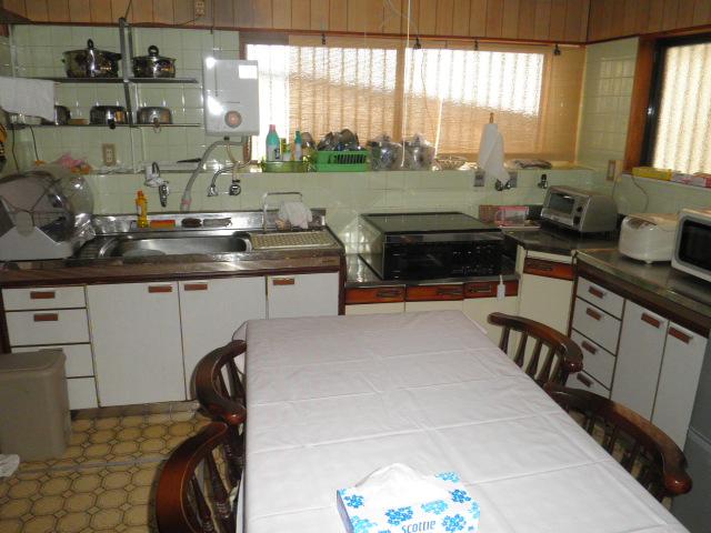 Living. L-shaped kitchen