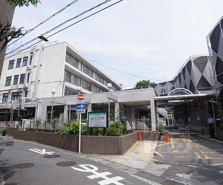 Hospital. 700m to Xijing Metropolitan Hospital (Hospital)