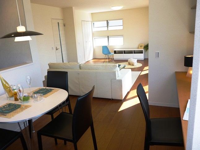 Living. Reference is a picture. We have prepared a reading space and personal computer space in the kitchen next to.