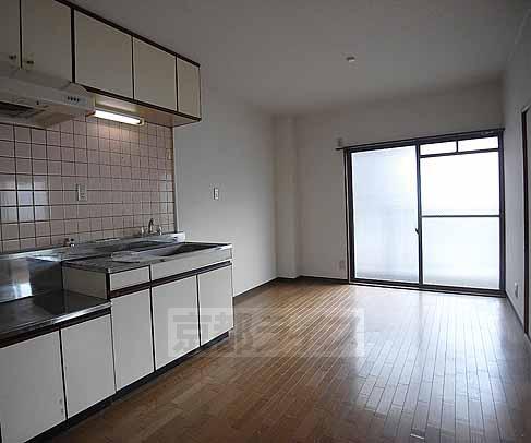 Living and room. Spacious living room ・ You will want to gather with everyone.