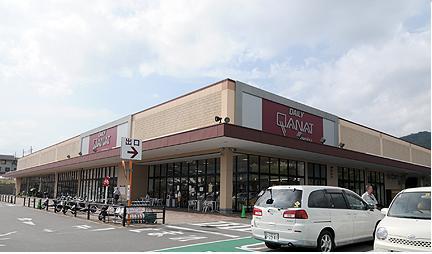 Supermarket. A 5-minute walk from the Daily qanat Izumiya