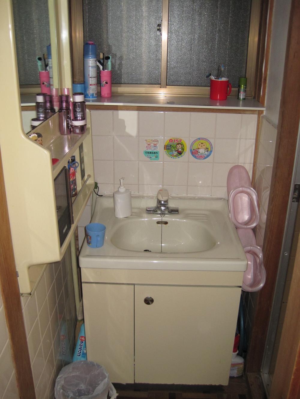 Wash basin, toilet. Interior